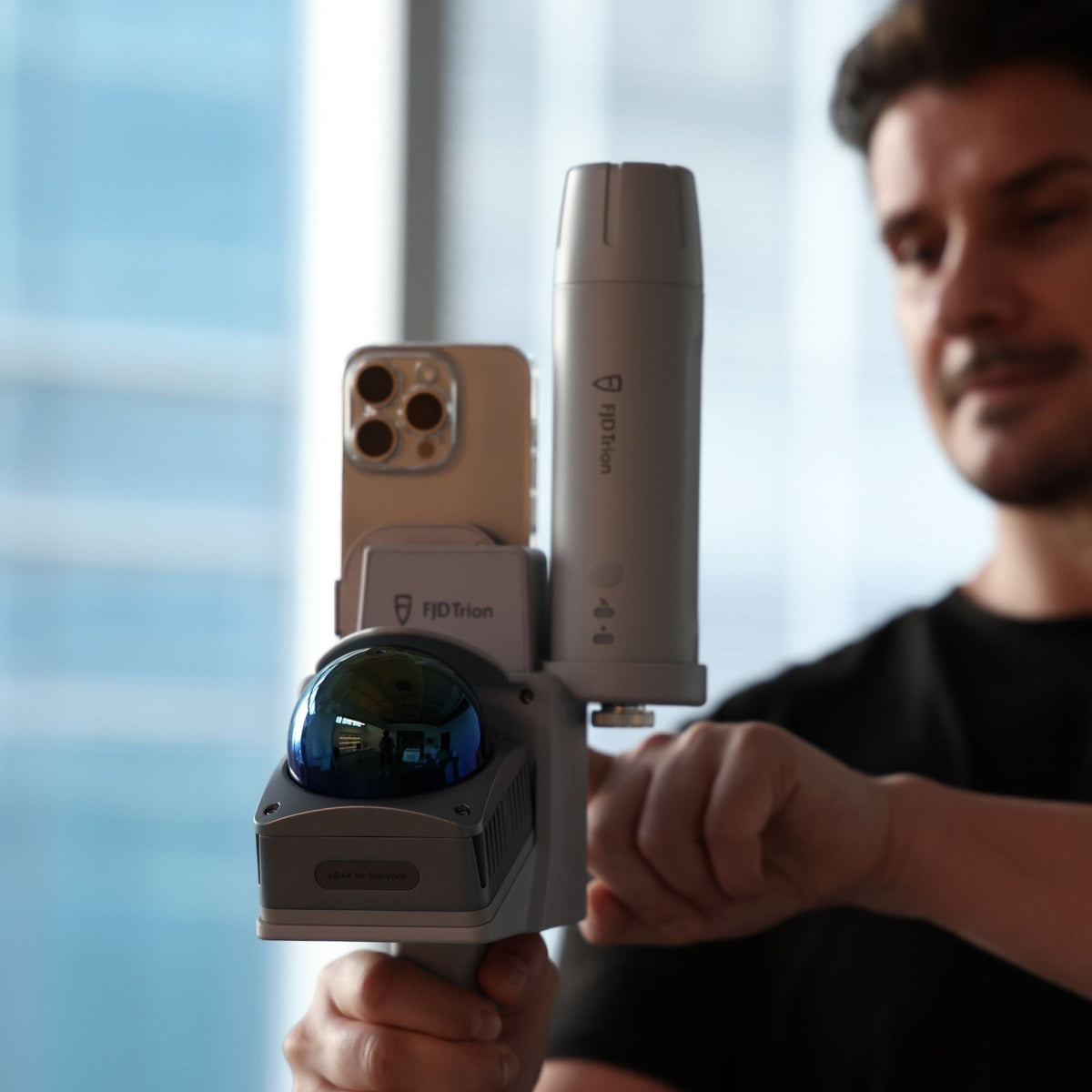 FJD Trion V4e Go with a smartphone attached by magnetic mount