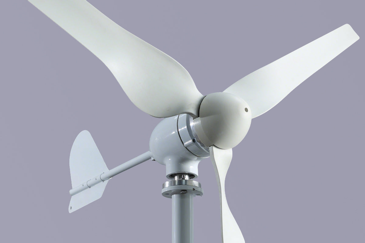 Smaraad SM3 wind turbine, three-quarter view of the hub, tail fin and rotor blades
