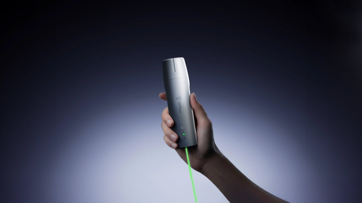 FJD Trion V4e Pro projecting its green laser to a measurement point